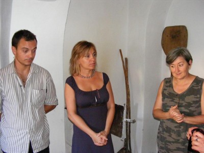A kemencénél.