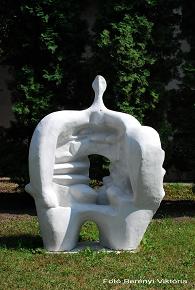 Egy barátom emlékére Alkotó: László Szabó Első felállítás éve: 1996<br />Hajdúszoboszló, Bocskai utca14. (A Nemzetközi Modern Múzeum kertjében.)