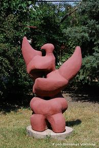 Madár Alkotó: László Szabó Első felállítás éve: 1996<br />Hajdúszoboszló, Bocskai utca14. <br />(A Nemzetközi Modern Múzeum kertjében.)