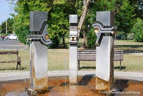 Alkotó: Győri László Első felállítás éve: 2001 Hajdúszoboszló, Halasi Fekete Péter tér <br />(A Városi Művelődési Ház és Könyvtár előtti téren; vagy másképp: a piaccal szembeni parkban)