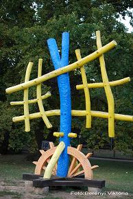 Életfa Alkotó: Győri László Első felállítás éve: 2000 (Nem vagyok biztos benne)<br />Hajdúszoboszló, Szent István park (A Fürdővel szembeni parkban, a Harangház mögött)