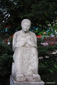 Anya gyermekével Alkotó: Takács Erzsébet Első felállítás éve: 1988 Hajdúszoboszló, Mátyás király sétány (A Hotel Mátyás Király előtti parkban)